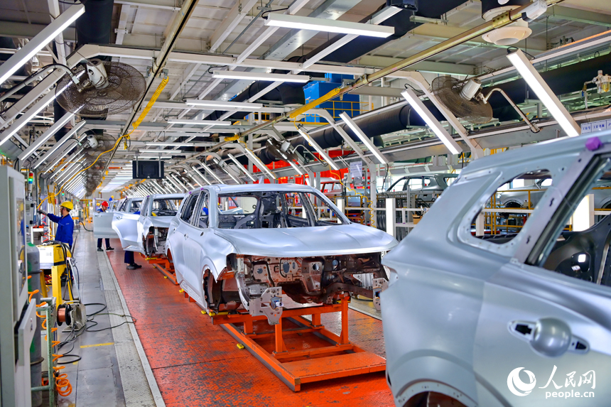 南昌市南昌縣的一家車企智能組裝車間內，工人在組裝出口東南亞、中東等國家和地區的越野汽車訂單產品。人民網 朱海鵬攝