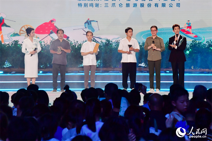 文化學者鸝波與傳承人互動，推介“美美靖安”。人民網記者 時雨攝