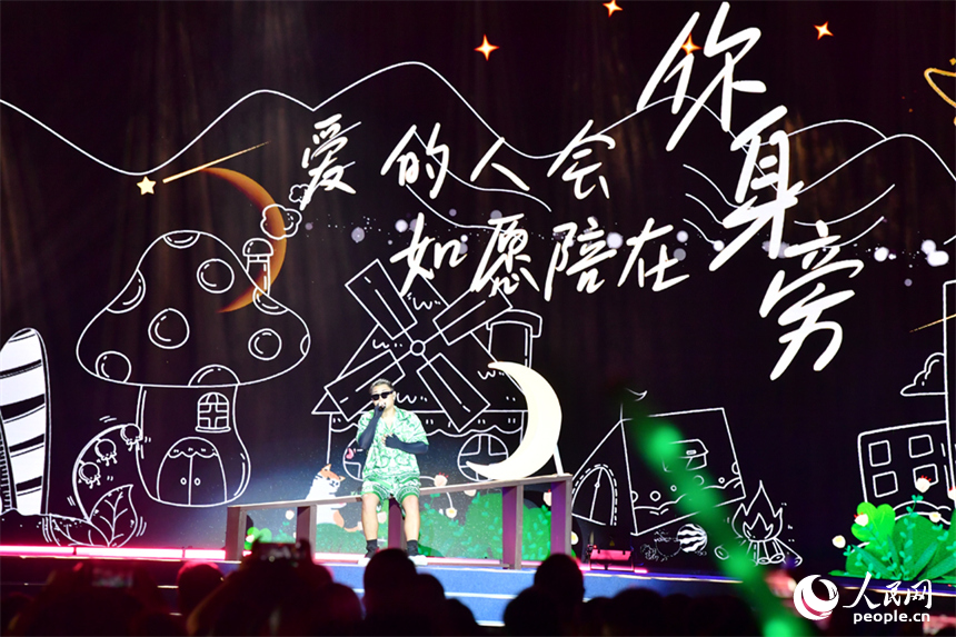 歌手獻唱。人民網記者 時雨攝