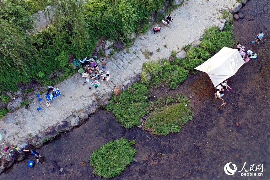 小暑節氣，市民來到南昌城郊的溪流戲水納涼，享受山間清涼。人民網記者 時雨攝