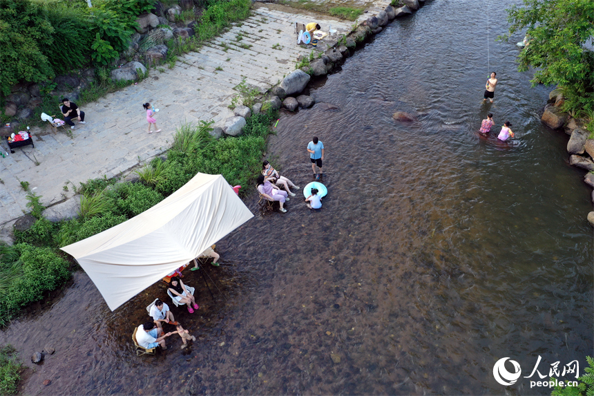 小暑節氣，市民來到南昌城郊的溪流戲水納涼，享受山間清涼。人民網記者 時雨攝