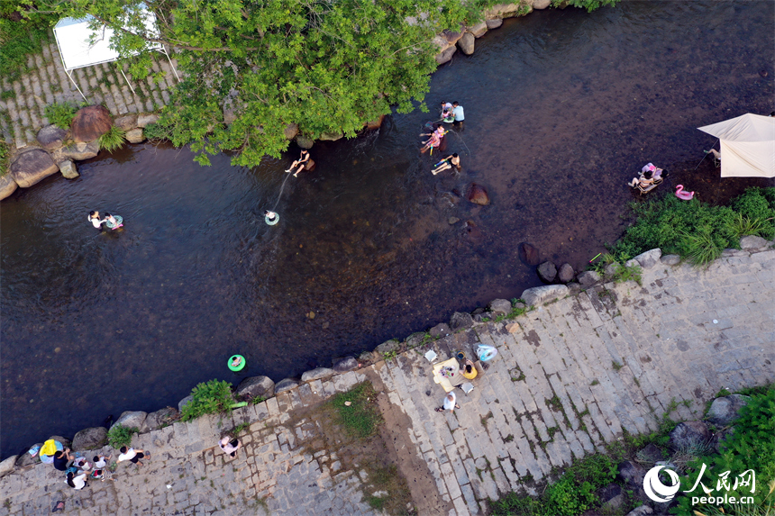 小暑節氣，市民來到南昌城郊的溪流戲水納涼，享受山間清涼。人民網記者 時雨攝
