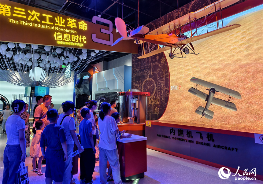 學生們在科技館內體驗“駕駛”飛機。人民網記者 時雨攝