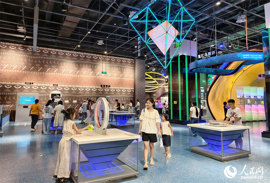 科技館在暑假期間迎來大批學生參觀。人民網記者 時雨攝