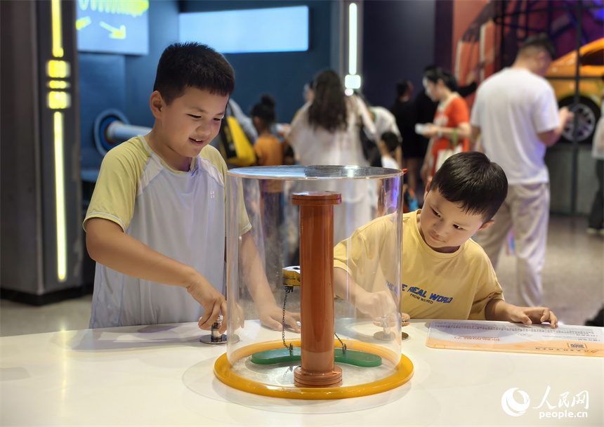 兩位小朋友正在做科學小實驗。人民網記者 時雨攝