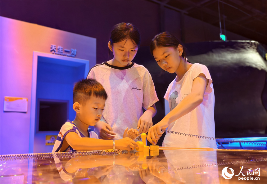 學生們正在做科學小實驗。人民網記者 時雨攝