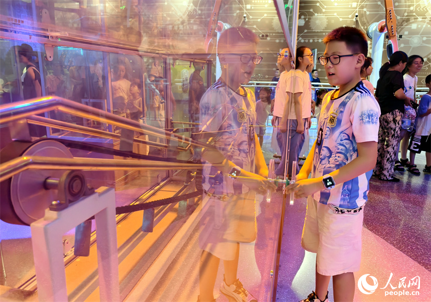 科技館內，一位小學生正在做科學小實驗。人民網記者 時雨攝