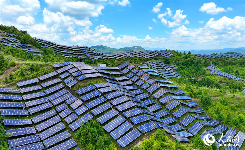 贛州市石城縣琴江鎮漢坑村的光伏發電項目基地，荒山坡上鱗次櫛比的光伏發電板蔚為壯觀。人民網 朱海鵬攝