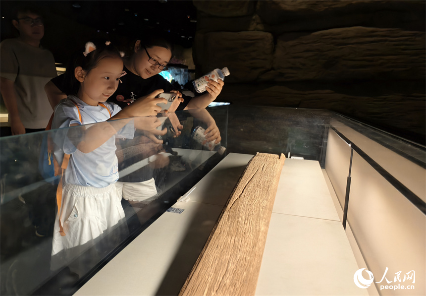 暑假期間，博物館迎來大批學生參觀者，大家近距離感受江西深厚的歷史文化底蘊。人民網記者 時雨攝