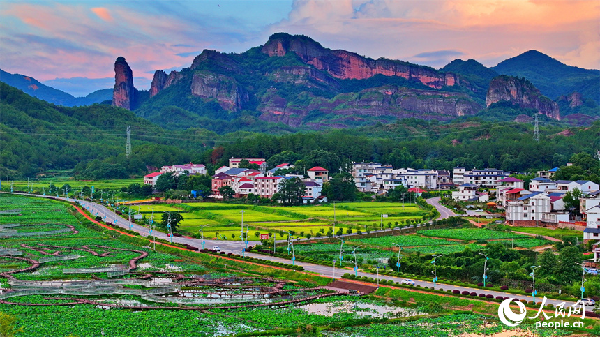 贛州市石城縣琴江鎮前江村，通村道路與村莊、農田、山巒、綠樹相映成趣，構成一幅路暢景美的畫卷。人民網 朱海鵬攝