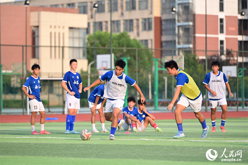 “贛超”揭幕戰將于7月12日晚舉行，南昌隊的隊員們正在綠茵場上加緊訓練。人民網記者 時雨攝