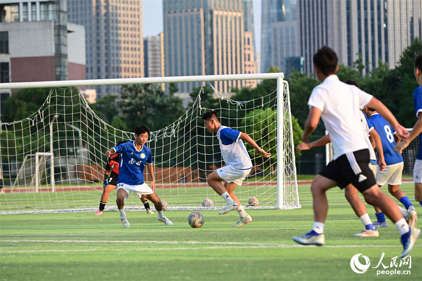 “贛超”揭幕戰將于7月12日晚舉行，南昌隊的隊員們正在綠茵場上加緊訓練。人民網記者 時雨攝
