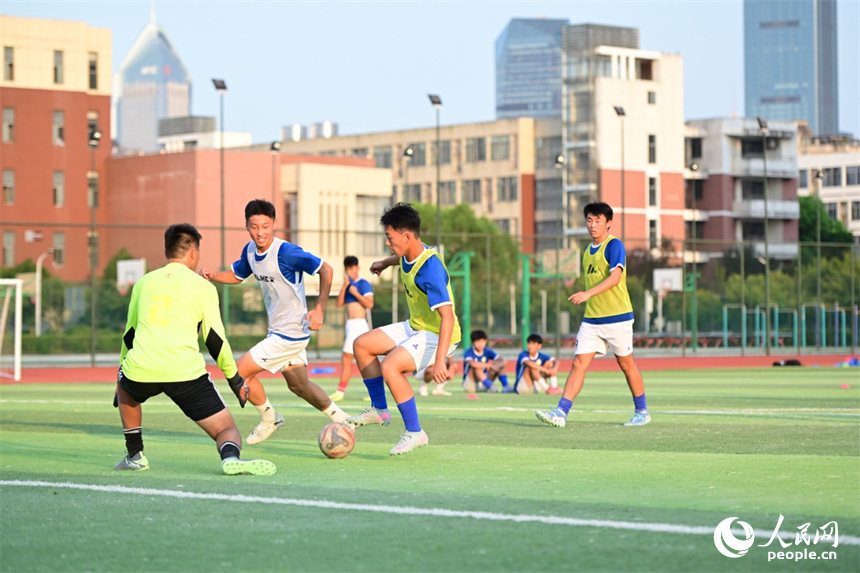 “贛超”揭幕戰將于7月12日晚舉行，南昌隊的隊員們正在綠茵場上加緊訓練。人民網記者 時雨攝