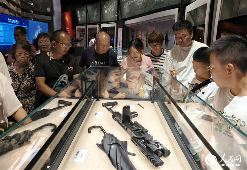 暑假期間，學生們走進南昌軍事主題公園輕武器館參觀，學習國防知識，感受軍事科技的魅力。人民網記者 時雨攝