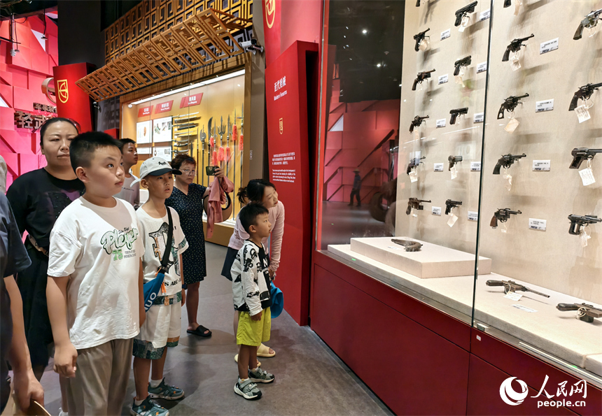 暑假期間，學生們走進南昌軍事主題公園輕武器館參觀，學習國防知識，感受軍事科技的魅力。人民網記者 時雨攝