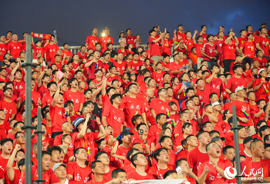 “贛超”揭幕戰，南昌隊坐鎮八一體育場迎戰景德鎮隊。人民網記者 毛思遠攝