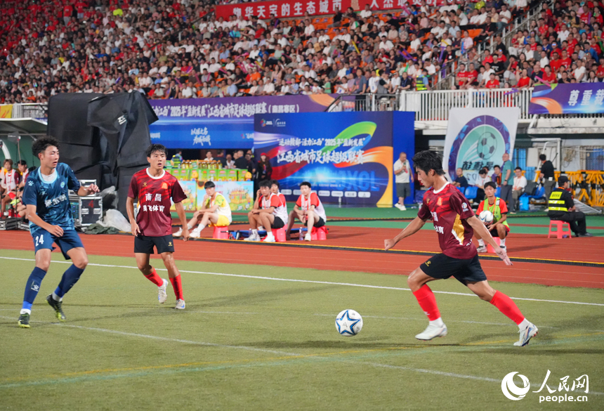 “贛超”揭幕戰，南昌隊坐鎮八一體育場迎戰景德鎮隊。人民網記者 毛思遠攝