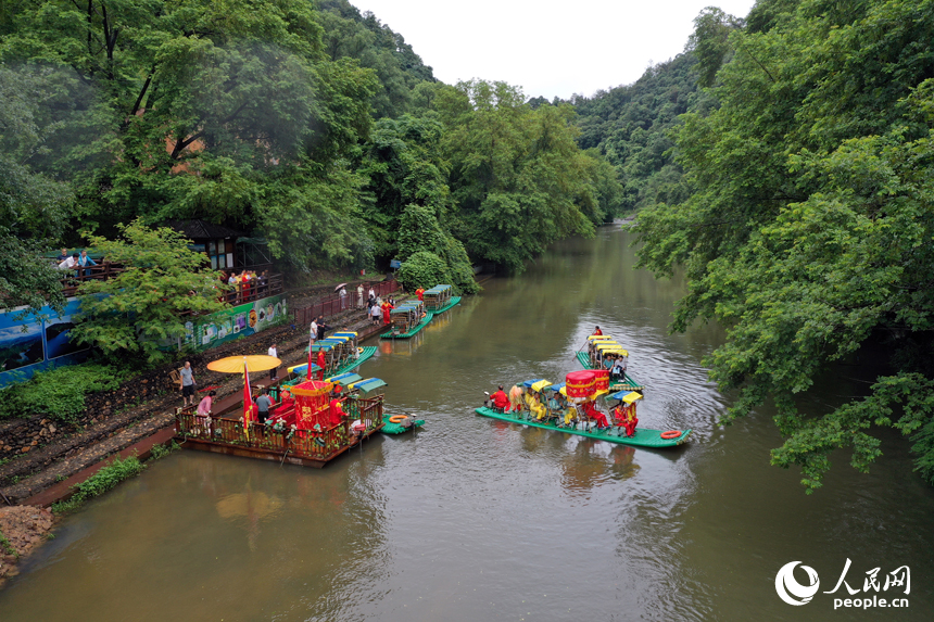 廣昌縣楊溪鄉撫河源的河道碼頭上，游客們有序登上竹筏。人民網記者 時雨攝