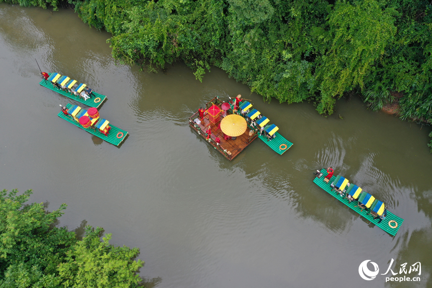 廣昌縣楊溪鄉撫河源的河道里游客們乘坐竹筏，享受盛夏里的清涼和愜意。人民網記者 時雨攝