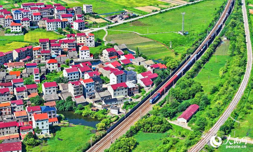 豐城市拖船鎮松湖村，公路、鐵路與周邊鄉村田園、房屋相映成景。人民網 朱海鵬攝