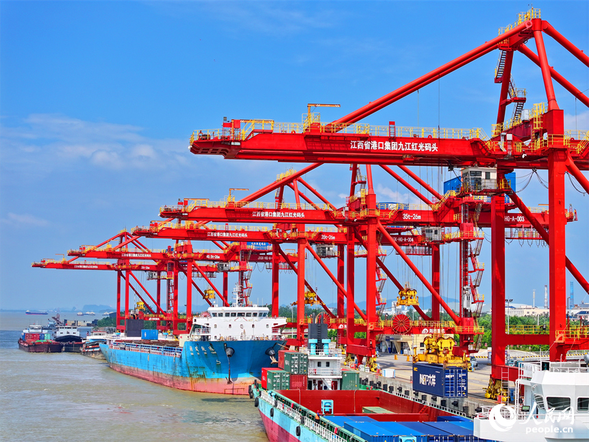 位于九江市彭澤縣的九江紅光國際港紅光碼頭，五顏六色的集裝箱層層碼放，裝卸作業有序進行。人民網 朱海鵬攝