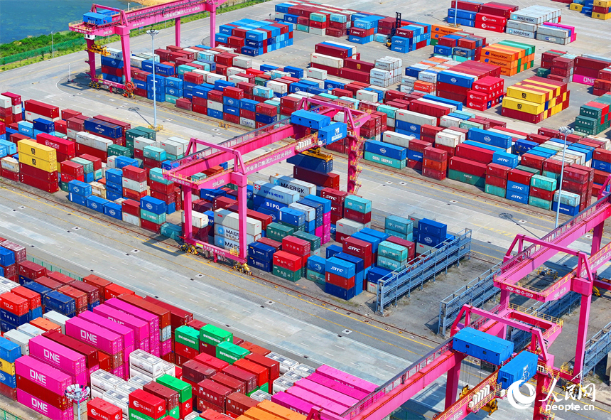 位于九江市彭澤縣的九江紅光國際港紅光碼頭，五顏六色的集裝箱層層碼放，裝卸作業有序進行。人民網 朱海鵬攝