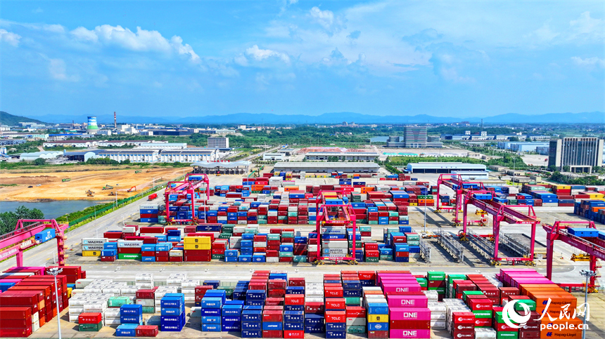 位于九江市彭澤縣的九江紅光國際港紅光碼頭，五顏六色的集裝箱層層碼放，裝卸作業有序進行。人民網 朱海鵬攝