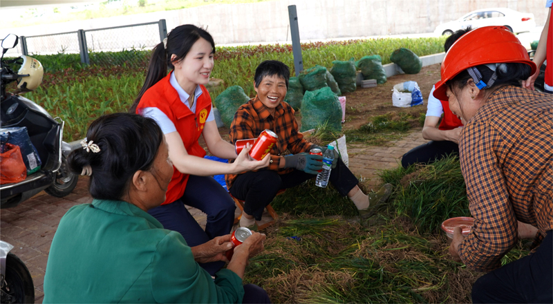 信息中心“信鴿服務隊”志愿者為綠化工人送解暑飲料。唐琳攝