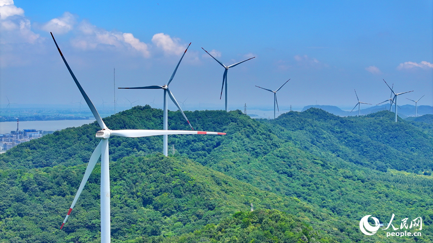 位于九江市彭澤縣的中廣核彭澤泉山風力發電項目風電場，風葉迎風旋轉，轉化成清潔電能輸入電網。人民網 朱海鵬攝