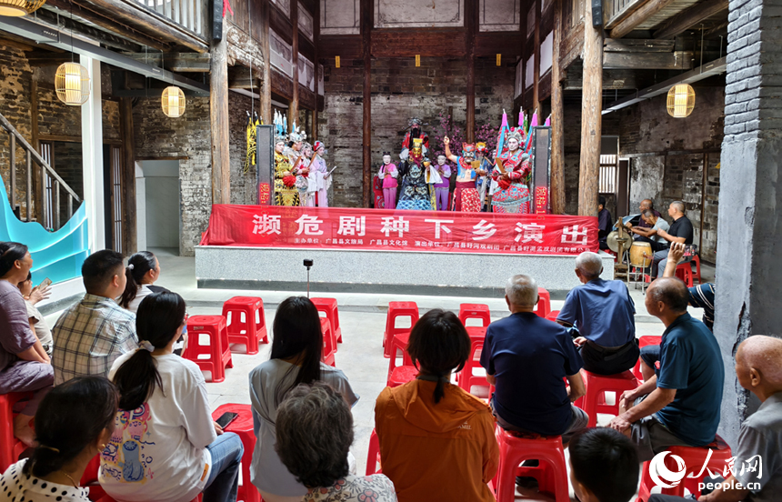 孟戲在甘竹老街上演，吸引戲迷觀賞。人民網記者 時雨攝