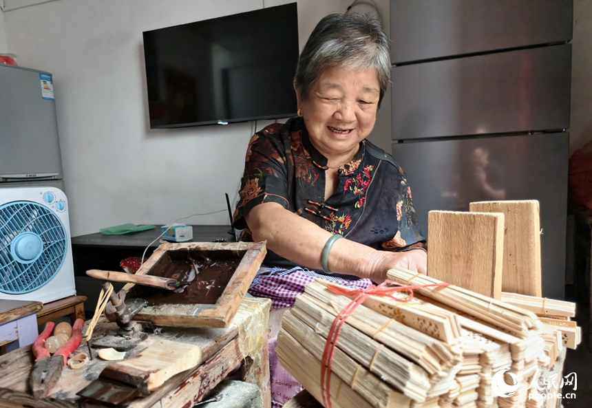 古街的民居內，一位村民在制作香扇。人民網記者 時雨攝