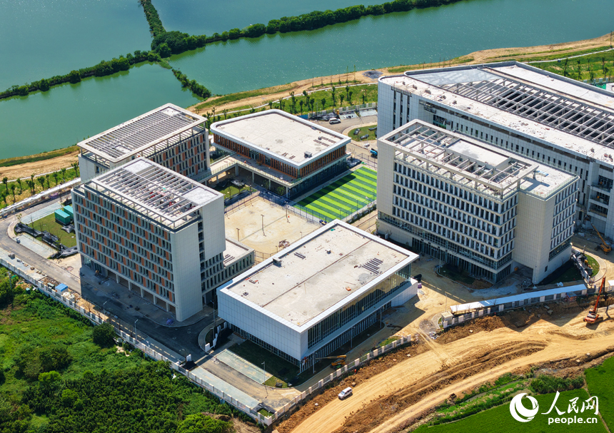 南昌瑤湖科學島一期項目——南昌實驗室建設現場，項目整體形象已初步顯現。人民網記者 毛思遠攝