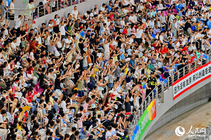 在贛州市全民健身中心舉行的“贛超”第二輪比賽吸引數萬人到場觀看。人民網 朱海鵬攝