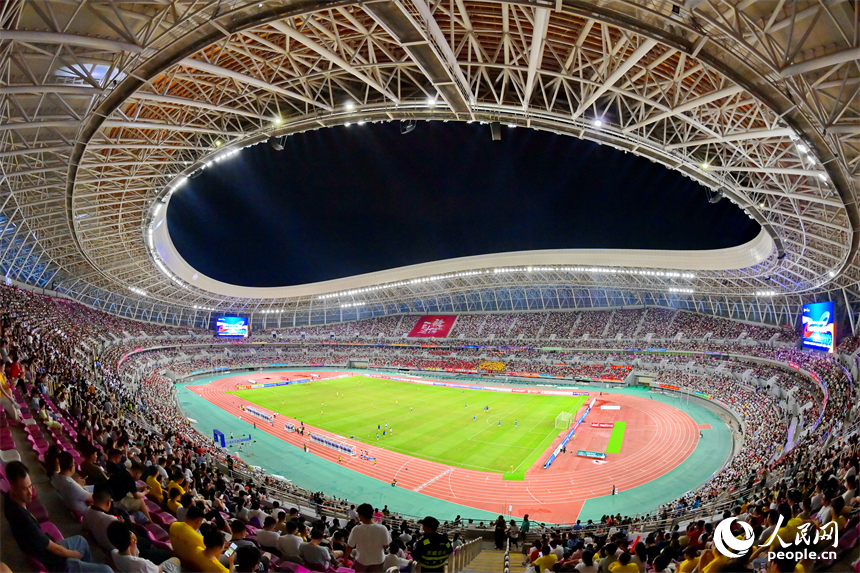 在贛州市全民健身中心舉行的“贛超”第二輪比賽吸引數萬人到場觀看。人民網 朱海鵬攝