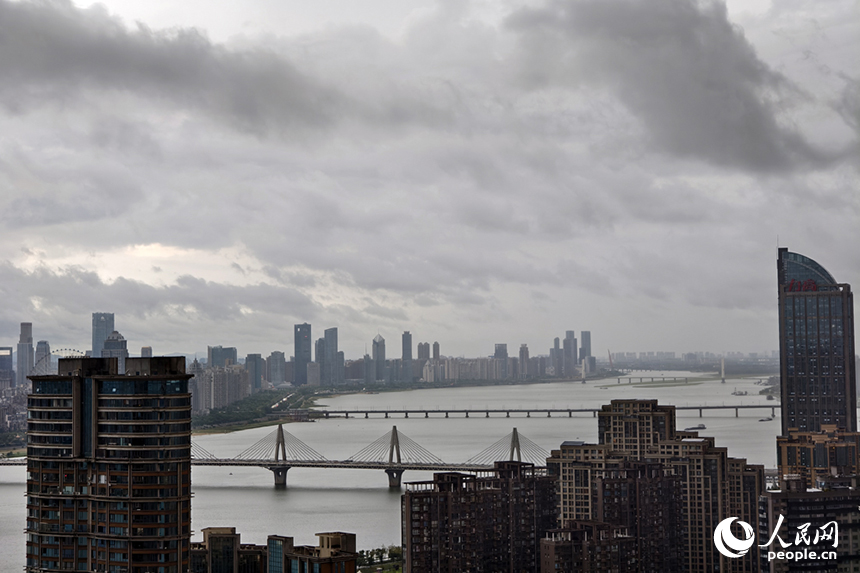 21日下午，烏云壓城，南昌遭遇大風、強降雨的強對流天氣。人民網記者 時雨攝