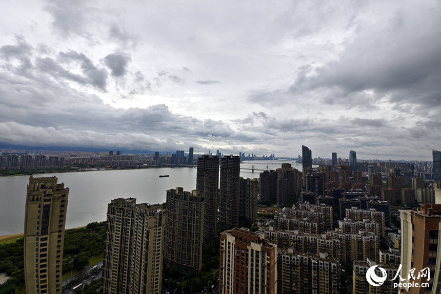 21日下午，烏云壓城，南昌遭遇大風、強降雨的強對流天氣。人民網記者 時雨攝