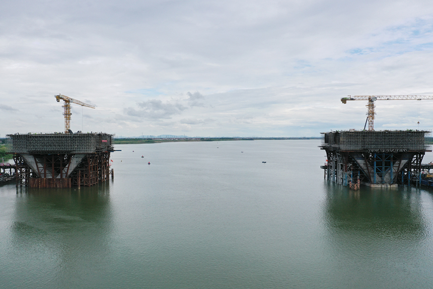 昌南大橋最大V型主墩澆筑完成。人民網記者 時雨攝