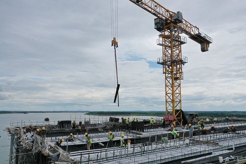 工人們正在橋墩上施工。人民網記者 時雨攝