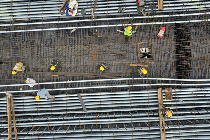 工人們正在橋墩上施工。人民網記者 時雨攝