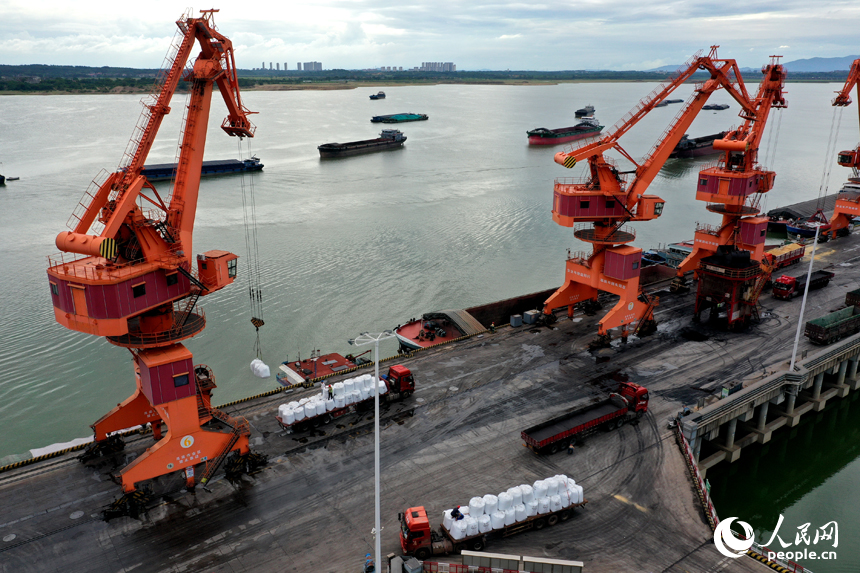 贛江南昌縣水域的姚灣綜合碼頭上，龍門吊正在裝卸貨船上的貨物。人民網記者 時雨攝