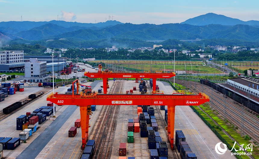位于贛州市南康區的贛州國際陸港，進口木材和出口家具貨物集裝箱吊裝作業快速有序進行。人民網 朱海鵬攝