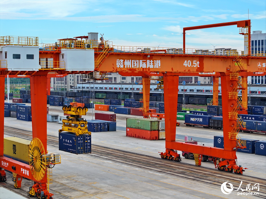 位于贛州市南康區的贛州國際陸港，進口木材和出口家具貨物集裝箱吊裝作業快速有序進行。人民網 朱海鵬攝