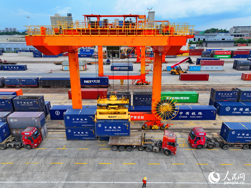 位于贛州市南康區的贛州國際陸港，進口木材和出口家具貨物集裝箱吊裝作業快速有序進行。人民網 朱海鵬攝