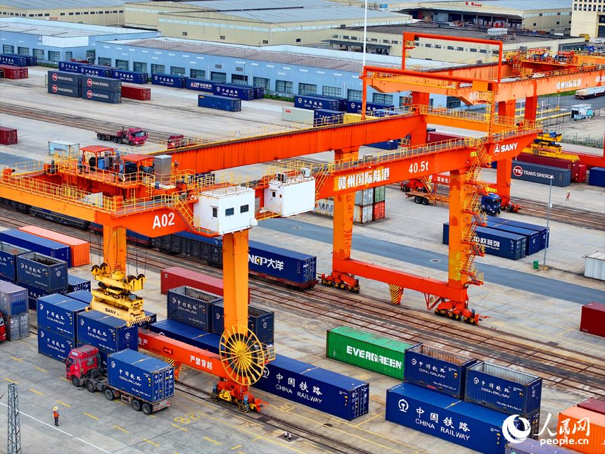 位于贛州市南康區的贛州國際陸港，進口木材和出口家具貨物集裝箱吊裝作業快速有序進行。人民網 朱海鵬攝