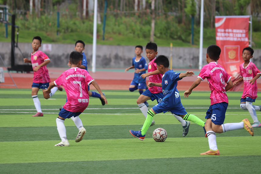 小球員們正在球場比拼。劉琮媛攝
