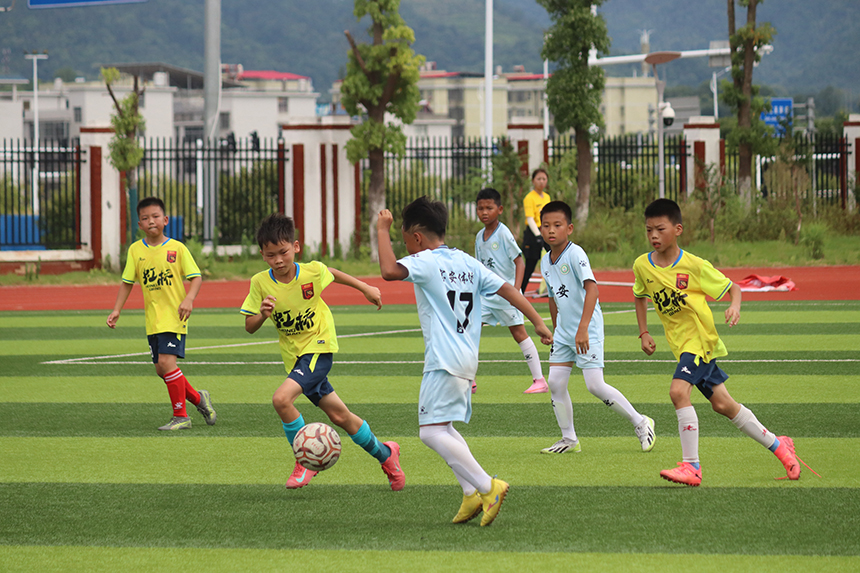 小球員們正在球場比拼。劉琮媛攝