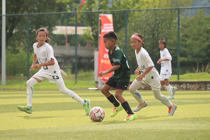 小球員們正在球場比拼。劉琮媛攝