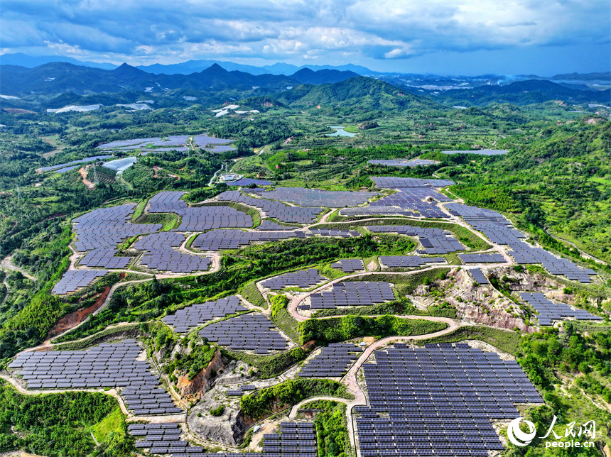 贛州市尋烏縣文峰鄉柯樹塘廢棄礦山，連片的光伏發電設施與群峰、林田、花果、湖草交相輝映。人民網 朱海鵬攝