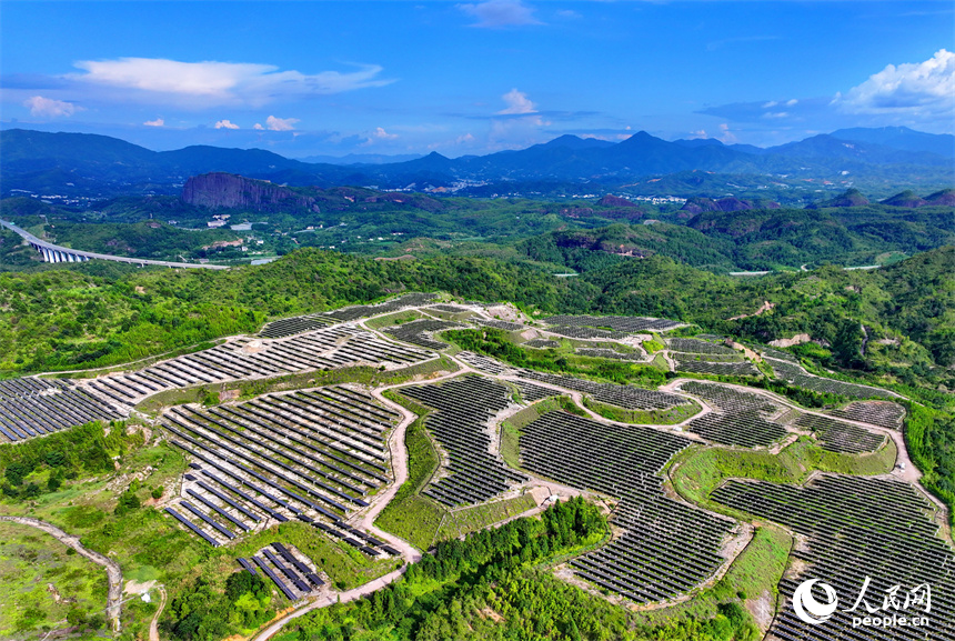 贛州市尋烏縣文峰鄉柯樹塘廢棄礦山，連片的光伏發電設施與群峰、林田、花果、湖草交相輝映。人民網 朱海鵬攝