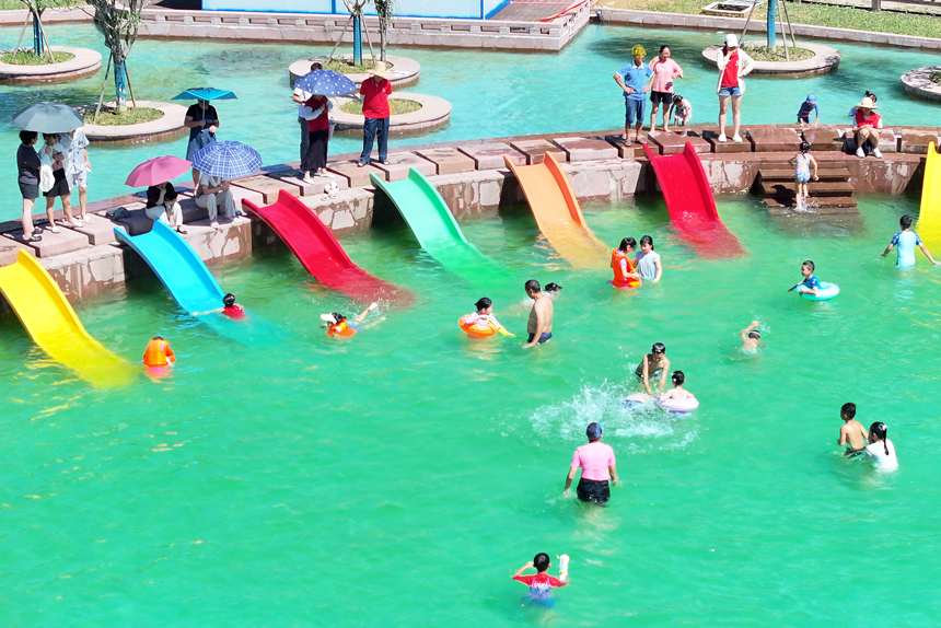 宜豐縣黃墾鎮九嶺村源泉游泳池，孩子們在戲水消暑，樂享清涼。何賤來攝